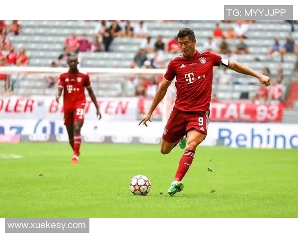 莱万领衔新一季足坛风云展现个人魅力与球队战术的完美结合